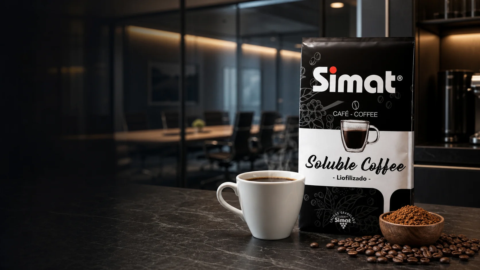Paquete de café soluble Simat en una zona de café corporativa